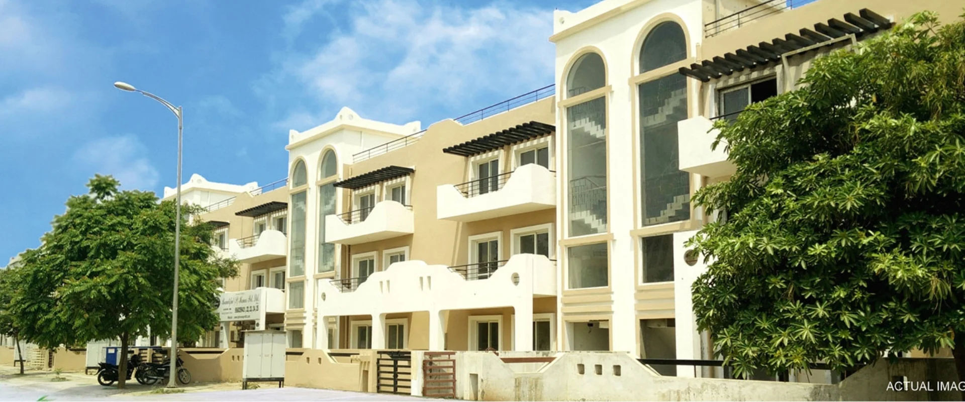 Front view of BPTP Park 81 independent floors in Sector 81 Faridabad