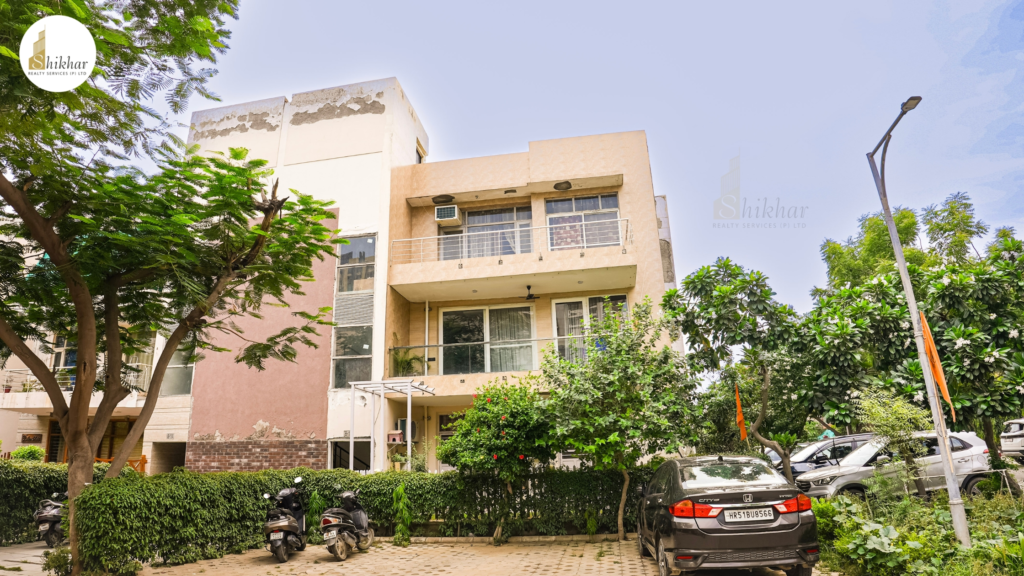 Modern bedroom at RPS Palms Sector 88 Greater Faridabad